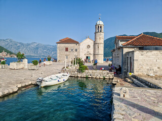 Die Insel Gospa od Škrpjela oder Maria vom Felsen mit der bekannten Kirche in der Bucht von Kotor...