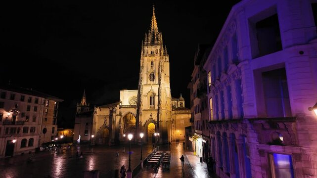 Vista de la Catedral de Oviedo de noche. Asturias, Espa&ntilde;a, 17 de octubre de 2024.