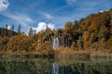 Ausblick auf den Galovac Wasserfall im goldenen Herbst im National Park Plitvicer Seen in Kroatien
