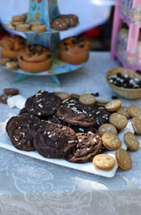 cookies de chocolate con galletas rellenas