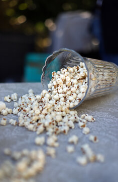 palomitas de ma&iacute;z derramadas en una mesa de un vaso grande