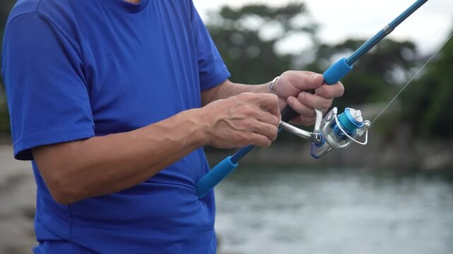 	海で釣りをする男性