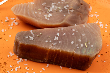 steak de thon cru, en gros plan, dans une assiette