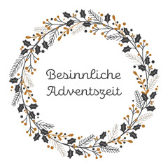 Besinnliche Adventszeit - Schriftzug in deutscher Sprache. Grußkarte mit einem Kranz aus Winterzweigen in Gold und Grautönen.