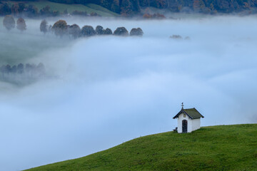 Kleine Kapelle im Gebirge im Nebel © GERHARD