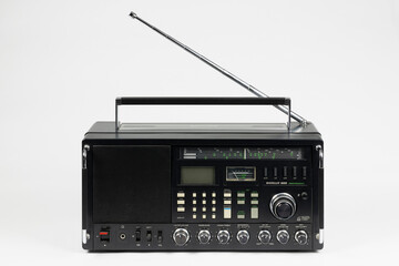 Obraz premium 1980s Vintage Shortwave Receiver with Analog Controls and Retractable Antenna Isolated on White