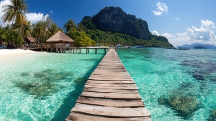 Tropischer Paradiesstrand mit t&uuml;rkisfarbenem Wasser und Holzsteg f&uuml;r Sommerreisedesign