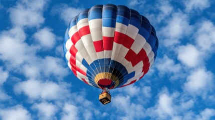 Naklejka premium Leuchtend rot und blau gestreifter Heißluftballon in einem klaren blauen Himmel für Reise- und Abenteuerthemen