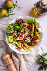 Fresh Fig Salad with Mixed Greens and Balsamic Dressing