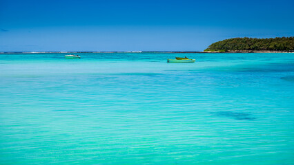 Fototapeta premium Blue Bay, lagon aux eaux turquoises de l'île tropicale de Maurice