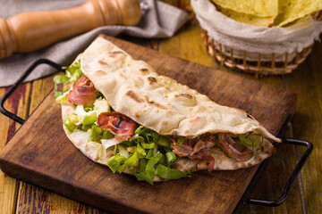 Delicious Italian Flatbread with Fresh Lettuce and Crispy Bacon