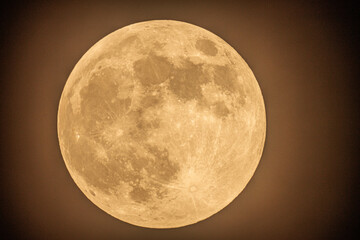 夜空に浮かぶ満月の地表の様子