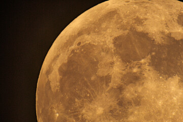 夜空に浮かぶ満月の地表の様子