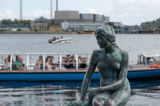 Turistas mirando a la sirenita en Copenhage