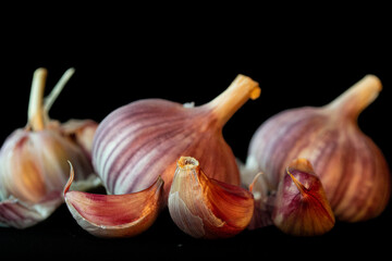 Alho sob luz fundo preto 