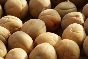 天日干ししている青梅