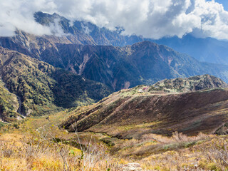 北アルプス小池新道から望む秋の鏡平と山小屋