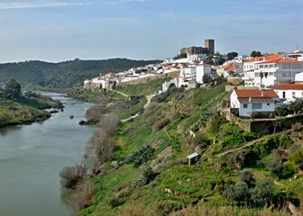 Obraz premium Panoramic view Mertola with Guardiana river 