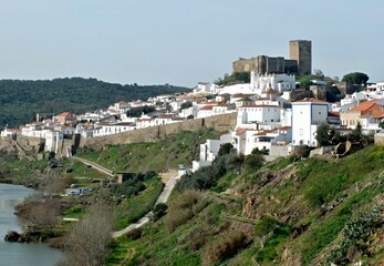 Obraz premium Panoramic view Mertola with Guardiana river 