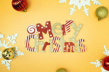 명랑한 분위기의 메리크리스마스 글자와 카피공간