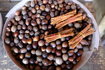 Indonesia Manado - Minahasa Regency - Traditional Market Tomohon - Nutmeg and cinnamon