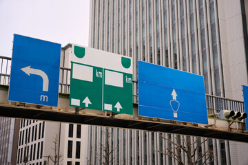 【名古屋】都会の幹線道路上の行先表示板（空欄）