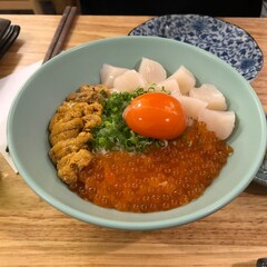 Mixed seafood don with fresh red caviar, sea ​​urchin, scallop, raw egg and rice
