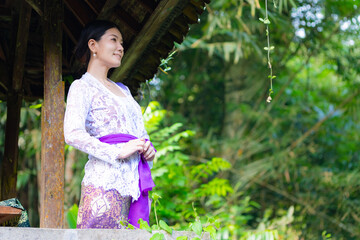 バリ島の民族衣装(クバヤ)を着た女性