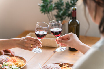 ランチ会でワインで乾杯する女性（ママ友・友人・息抜き）
