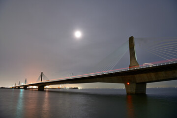 スーパームーンに照らされた橋