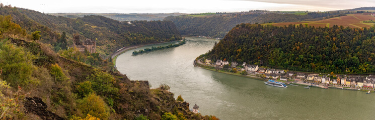 Fototapeta premium Panorama über dern Rheinbruch mit der Loreley, Burg Katz und dem geschwungenem Flusstal des Rheins