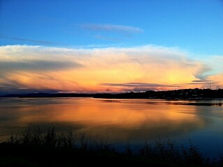Naklejka premium Calm waters and a colorful sunset at Fanahammeren, Norway.
