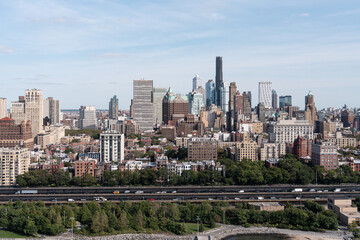 Fototapeta premium Aerial view of Manhattan skyline with buildings and highway traffic during daytime.