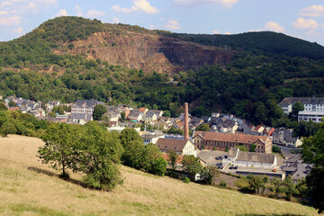 Obraz premium Die Kleinstadt Kirn am Fluss Nahe mit ihrer Brauerei im Landkreis Bad Kreuznach im deutschen Bundesland Rheinland-Pfalz. Aussicht vom Premium-Wanderweg Vitaltour 3-Burgen-Weg.