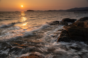 美しい夕暮れの海岸