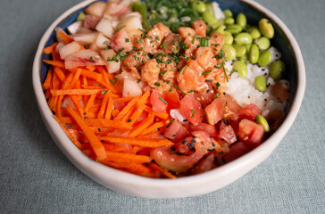 Poke de salmón con edamame