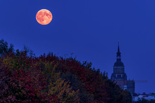 Vollmond &uuml;ber der Hansestadt Stralsund
