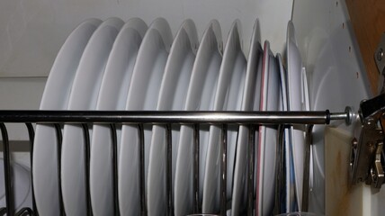 Particolare della mensola con i piatti nella credenza della cucina. © barbacane