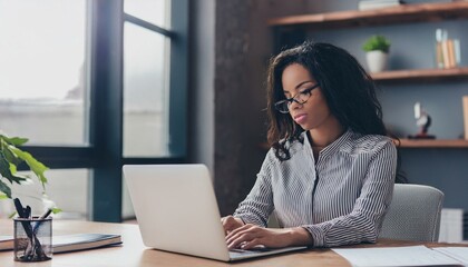 Büro Frau arbeitet AM PC