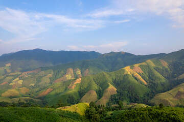 Naklejka premium Aerial view of amazing mountain landscape colorful sunset over the cloudy sky.