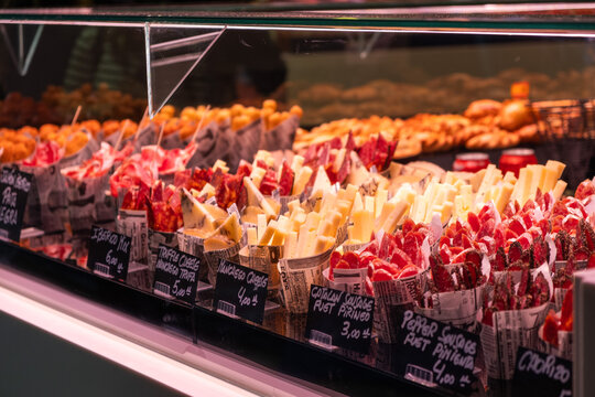Markstand mit Wurstwaren im Market La Boqueria in Barcelona, Spanien
