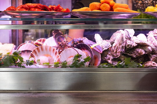 Fische und andere Meeresfr&uuml;chte an einem Marktstand auf dem Mercat de la Boqueria, ber&uuml;hmter Markt an den Ramblas in Barcelona, Spanien