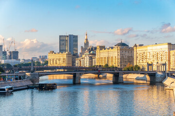 Obraz premium Panoramic view Borodinsky bridge, river Moscow, old buildings and high towers. View of the Borodinsky Bridge and the embankment in Moscow