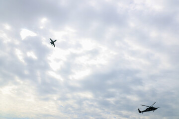 飛行機の軌跡と空のコントラスト