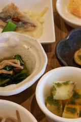 多彩な小鉢で食卓を彩って