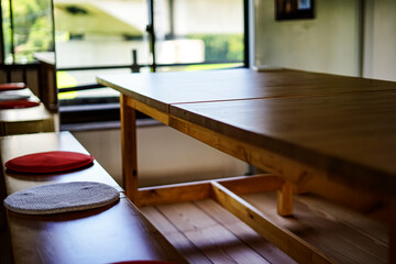 落ち着きのある木製のダイニングテーブル / Calming wooden dining table