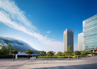 青空と会社の建物