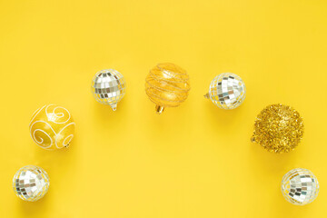 노란색 배경에 크리스마스 장식과 카피공간