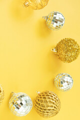 노란색 배경에 크리스마스 장식과 카피공간