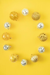 노란색 배경에 크리스마스 장식과 카피공간